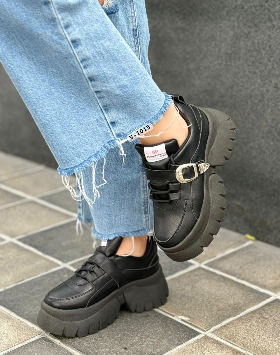 Zapatillas Chunky Negro con Hebilla